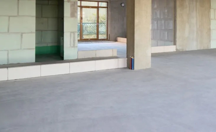 W jaki sposób posadzki betonowe przemysłowe wpływają na efektywność pracy magazynów logistycznych?