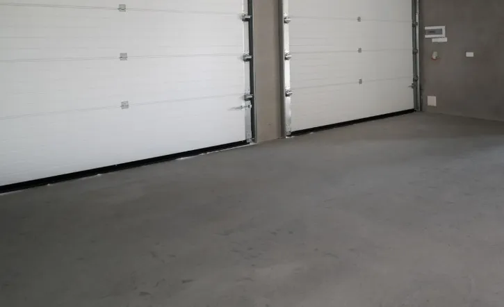 Co decyduje o przewadze, jaką posadzki betonowe przemysłowe mają nad innymi typami nawierzchni magazynowych?