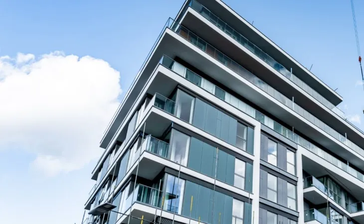 Jak zarządzanie odpadami wpływa na wygodę i bezpieczeństwo na osiedlu?